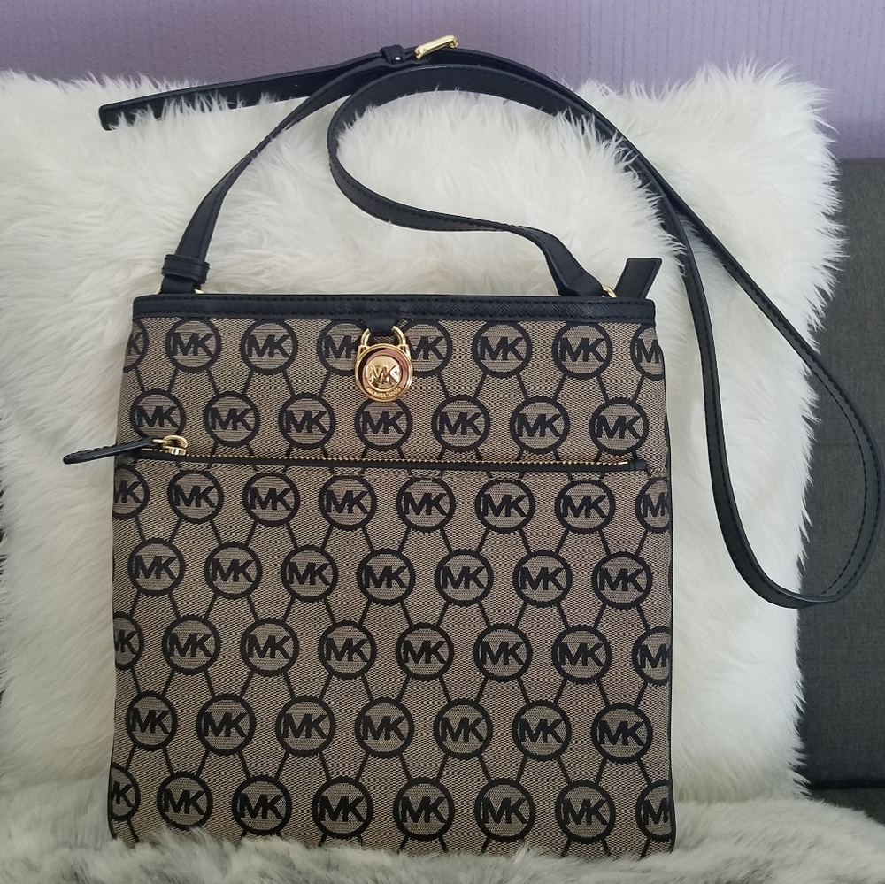 MICHAEL KORS Monogram Signature Large Pocket Crossbody Bag Black NWOT - Picture 1 of 15